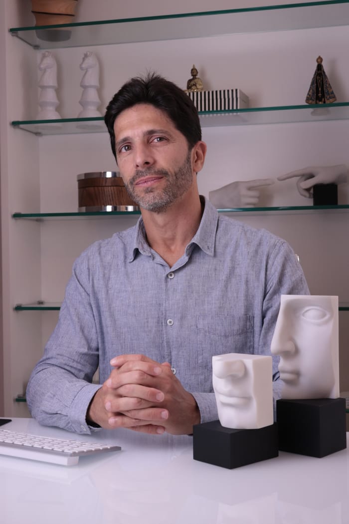 Dr. Luiz Miranda no consultório